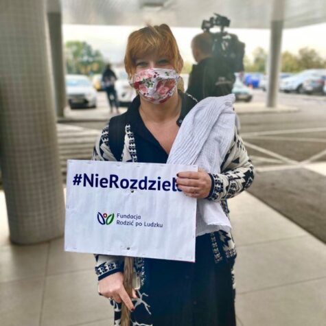 2020 rok - Joanna Pietrusiewicz protestuje w obronie rozdzielanych noworodków pod szpitalem w Łodzi.