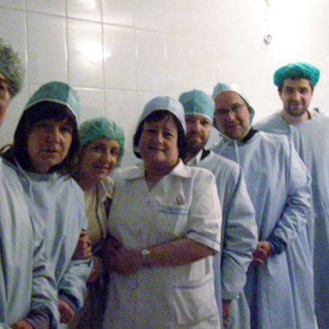 Azerbejdżan - Fundacja dzieli się doświadczeniem w prowadzeniu kampanii społecznych. Zespół Fundacji z wizytą w szpitalu. Od lewej: Małgorzata Kamińska, Anna Otfffinowska, Anna Jankowska Zdral, przedstawiciele szpitala i Piotr Pacewicz.
